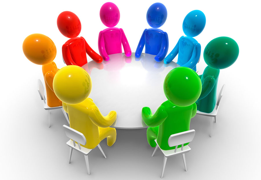 gruppo di persone stilizzate impegnate in una discussione durante un corso 