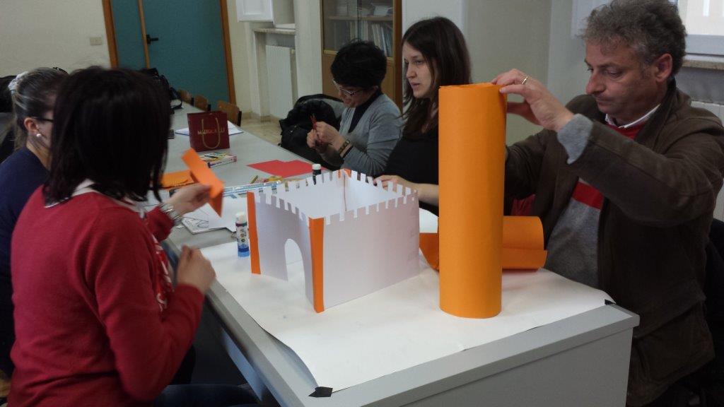 insegnanti e operatori impegnati durante un corso di formazione e aggiornamento