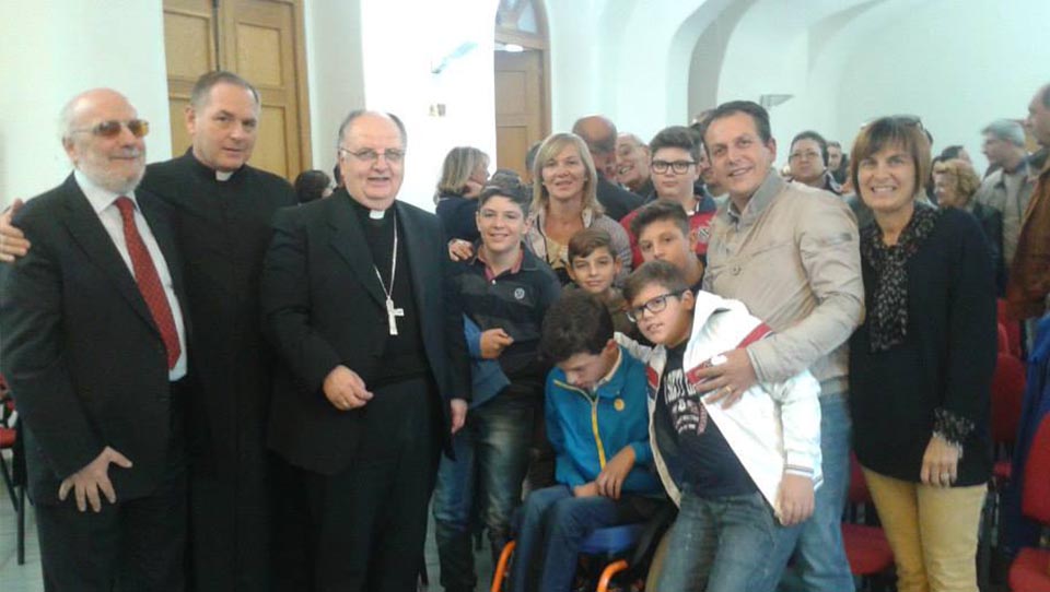 foto ricordo consegna premio anni precedenti per l'inclusione