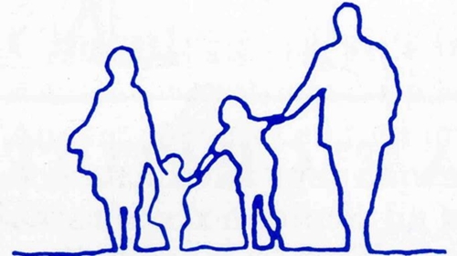 Famiglia stilizzata: genitori e figli che si tengono per mano