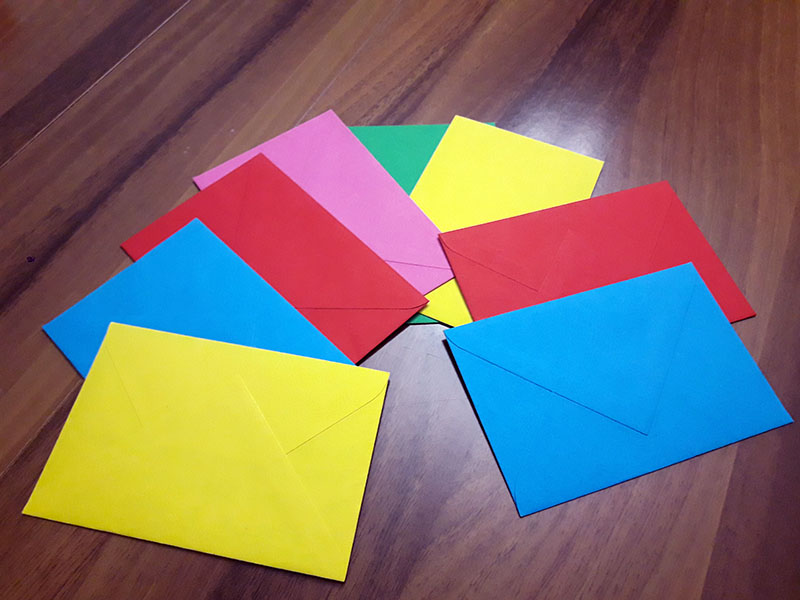 buste colorate utilizzate dai genitori durante incontri di parent training presso la sede di Salerno della Fondazione MAC insieme 