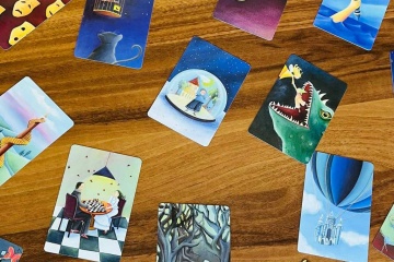 Cartoline di auguri colorate disposte su un tavolo